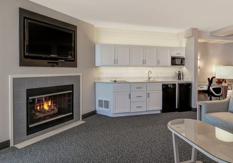 Admirals King Spa Suite (No Pets Allowed) | Private kitchenette | Fridge, microwave, coffee/tea maker