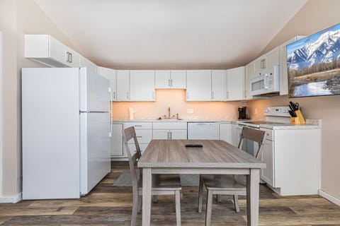 Studio Suite, 1 King Bed, Park View | Private kitchen | Fridge, microwave, coffee/tea maker