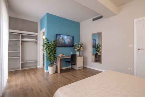 Double Room | Frette Italian sheets, pillowtop beds, desk, iron/ironing board