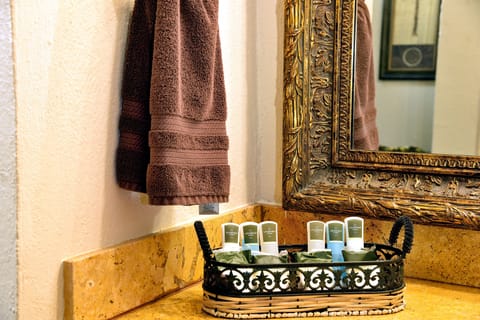 Combined shower/tub, rainfall showerhead, free toiletries, hair dryer