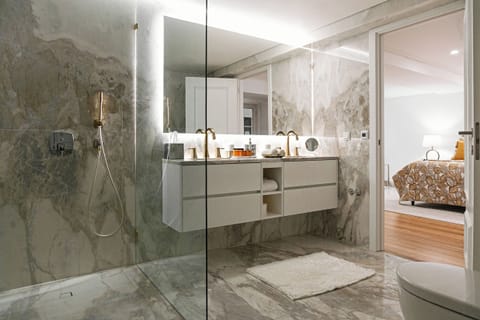 Deluxe Apartment | Bathroom | Free toiletries, hair dryer, bidet, towels