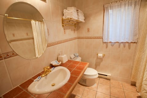 Deluxe Room, 1 Queen Bed | Bathroom | Combined shower/tub, free toiletries, hair dryer, towels