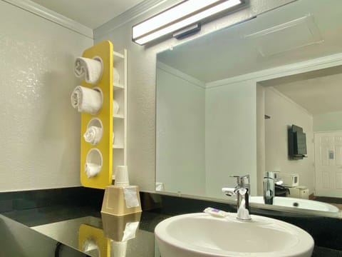 Combined shower/tub, towels