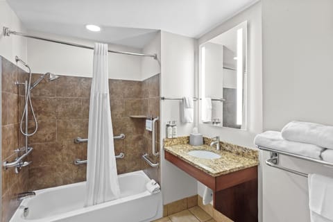 Combined shower/tub, free toiletries, hair dryer, towels