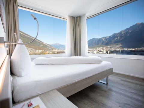 Deluxe Room, 1 Double Bed, Mountain View | Premium bedding, down comforters, pillowtop beds, minibar (free items)