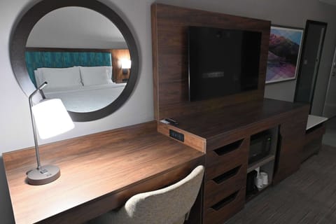 Room, 1 King Bed, Accessible, Non Smoking | Minibar, in-room safe, iron/ironing board, cribs/infant beds