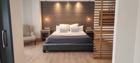 Hypo-allergenic bedding, minibar, in-room safe, desk
