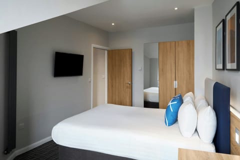 Studio | In-room safe, desk, blackout drapes, iron/ironing board