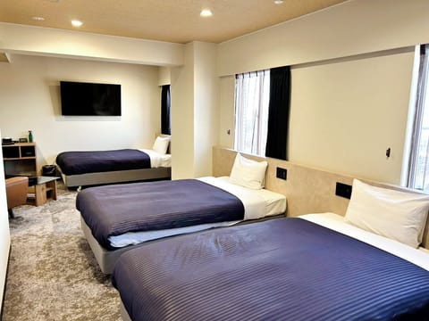 Triple Room, Smoking | Desk, WiFi (free), individually decorated, bed sheets