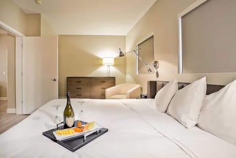 Minibar, in-room safe, desk, iron/ironing board