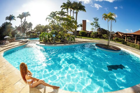 7 outdoor pools, free cabanas, pool umbrellas