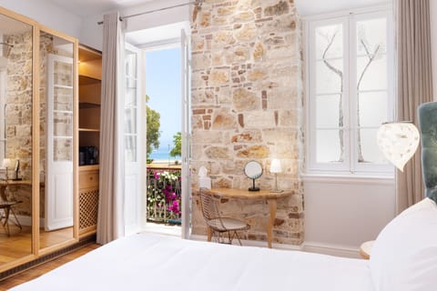 Minibar, in-room safe, individually decorated, individually furnished