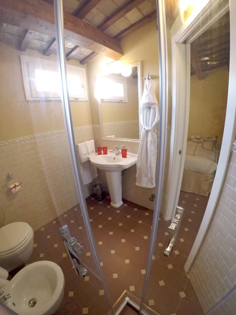 Deluxe Double Room, Non Smoking, City View | Bathroom | Shower, rainfall showerhead, eco-friendly toiletries, hair dryer