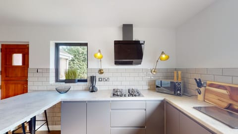 Luxury House with Hot Tub (No Dogs/Pets) | Private kitchen | Mini-fridge, microwave, stovetop, electric kettle