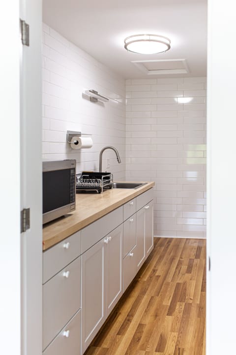 303 | Private kitchenette | Full-size fridge, microwave, coffee/tea maker, highchair