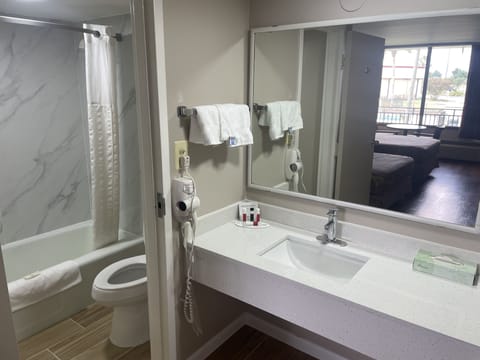 Combined shower/tub, free toiletries, hair dryer, towels