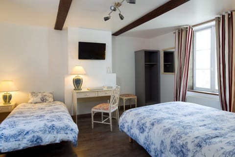 Triple Room | Premium bedding, minibar, in-room safe, desk