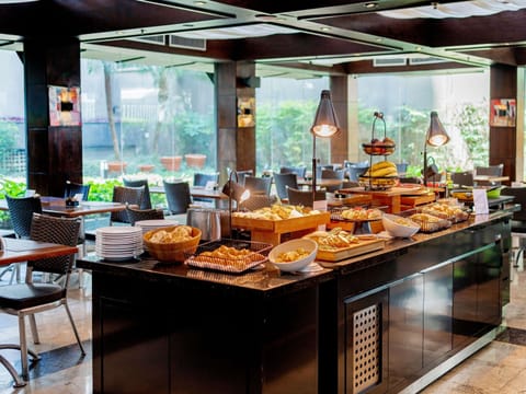 Daily buffet breakfast for a fee