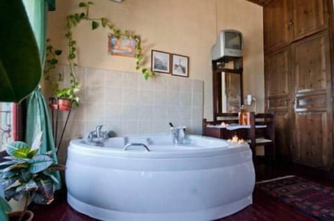 Luxury Triple Room, City View | Jetted tub