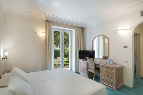 Classic Double Room | Minibar, in-room safe, desk, free WiFi