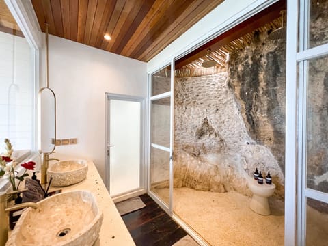 Apartment, 1 Bedroom | Bathroom | Separate tub and shower, rainfall showerhead, free toiletries, towels