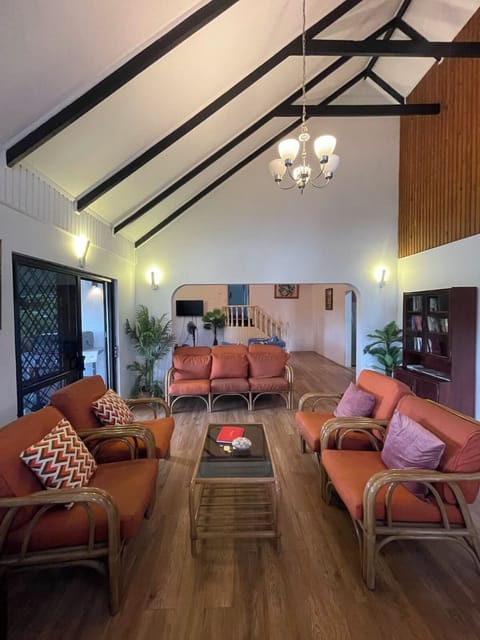 Deluxe Single Room | Living area | 32-inch flat-screen TV with cable channels, TV