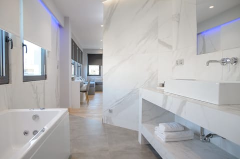 Deluxe Apartment | Deep soaking bathtub