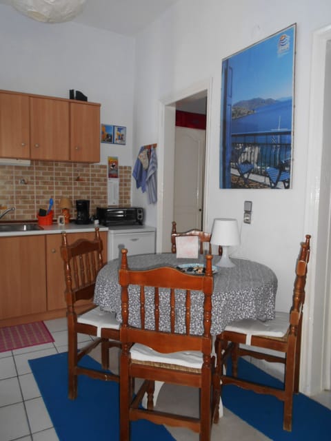 Apartment, 1 Bedroom, Balcony, Garden View | Dining room