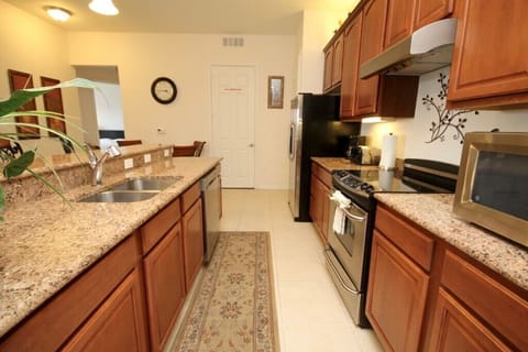 House, 3 Bedrooms | Private kitchen | Cookware/dishes/utensils