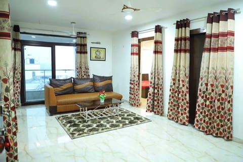 Condo, 3 Bedrooms, Accessible, Smoking | Living room
