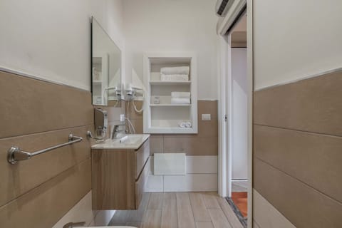 Comfort Double Room, Balcony, Mountain View | Bathroom | Shower, free toiletries, bidet, towels