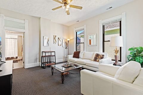 House, Private Bathroom, City View (707) | Lounge