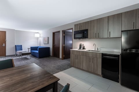 Suite, 1 King Bed (Dining) | Private kitchen | Mini-fridge, microwave, coffee/tea maker