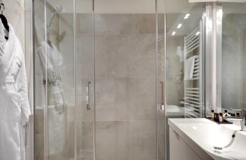 Superior Double Room | Bathroom | Bathtub, hair dryer, towels