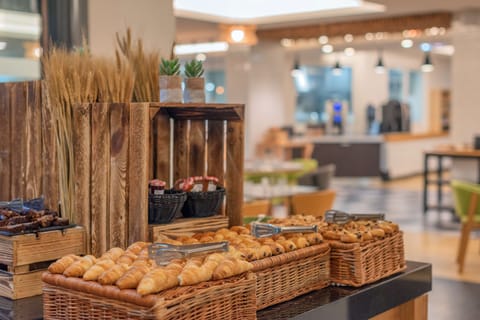 Daily continental breakfast (EUR 21.50 per person)