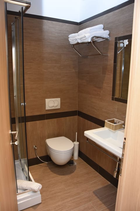 Basic Double Room | Bathroom | Shower, free toiletries, hair dryer, towels