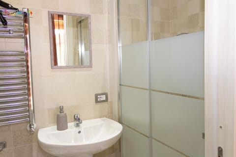 Quadruple Room (Eden) | Bathroom | Shower, free toiletries, hair dryer, bidet