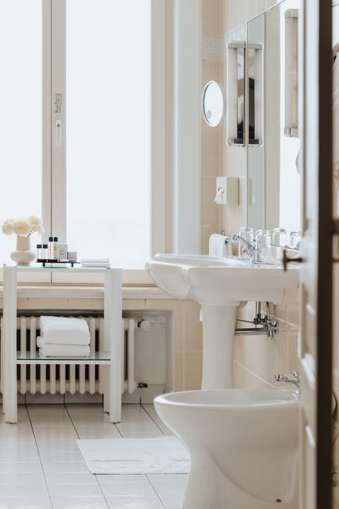 Suite | Bathroom | Combined shower/tub, designer toiletries, hair dryer, towels