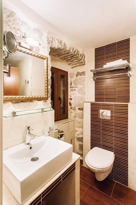 Minibar, in-room safe, desk, soundproofing