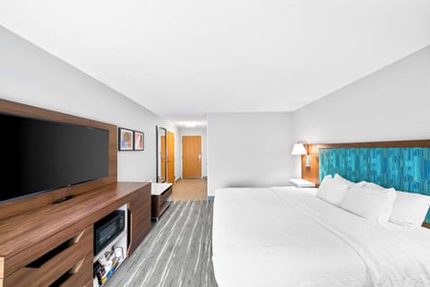 Room, 1 King Bed, Non Smoking | Premium bedding, in-room safe, desk, laptop workspace