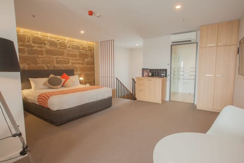 Superior Waterfront King Room | Desk, free cribs/infant beds, free WiFi, bed sheets