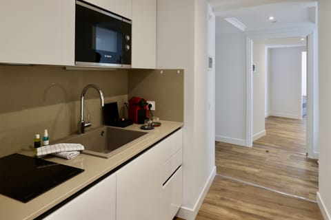 Deluxe Suite | Private kitchen | Mini-fridge, microwave, stovetop, espresso maker