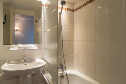 Bathtub, free toiletries, hair dryer, towels