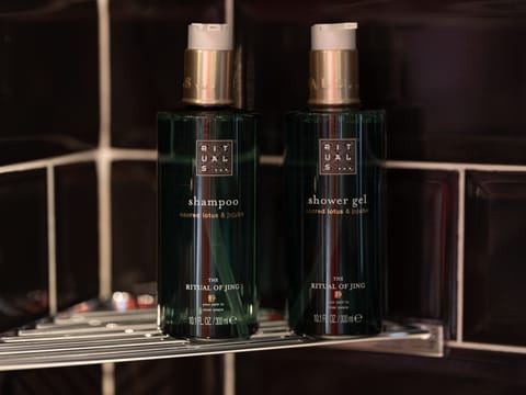 Superior Room (Insolite) | Bathroom | Shower, free toiletries, hair dryer, towels