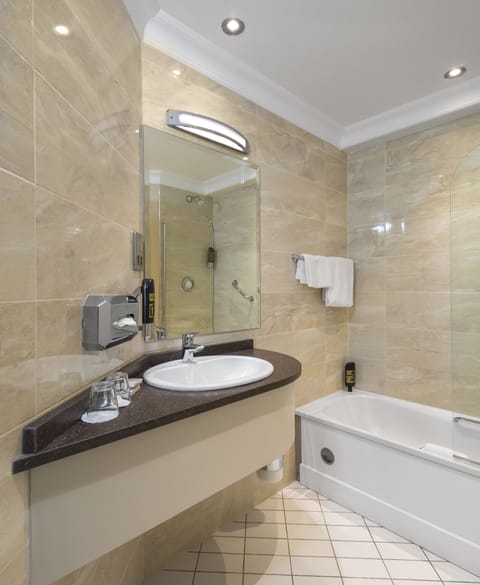 Combined shower/tub, free toiletries, hair dryer, towels