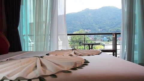 Premium bedding, minibar, in-room safe, free cribs/infant beds