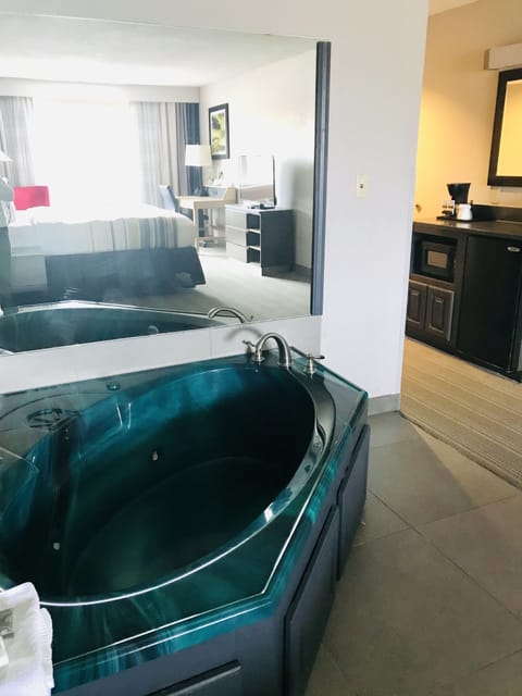 Suite, 1 King Bed, Non Smoking, Jetted Tub | Jetted tub