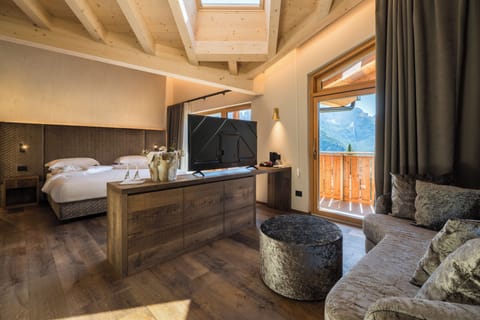 Suite With Sauna | Premium bedding, minibar, in-room safe, desk
