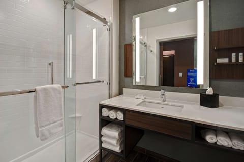 Combined shower/tub, towels