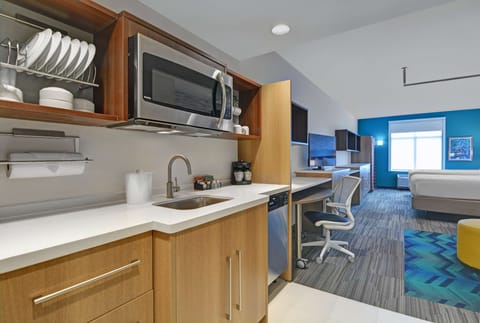 Full-size fridge, microwave, dishwasher, coffee/tea maker